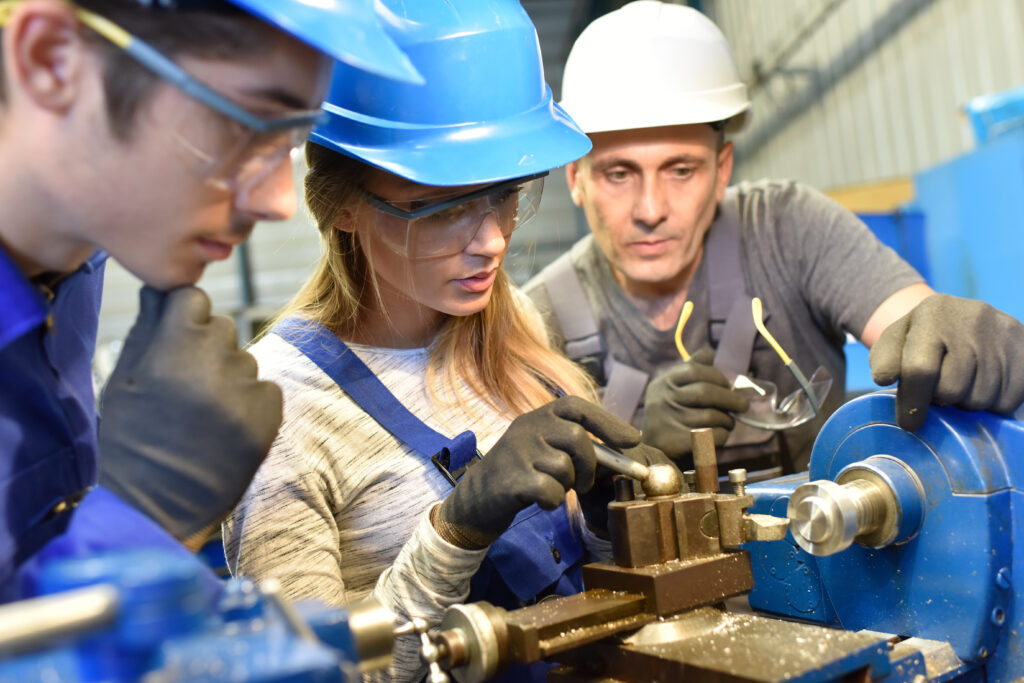 Etudiants en entreprise de métallurgie, en situation