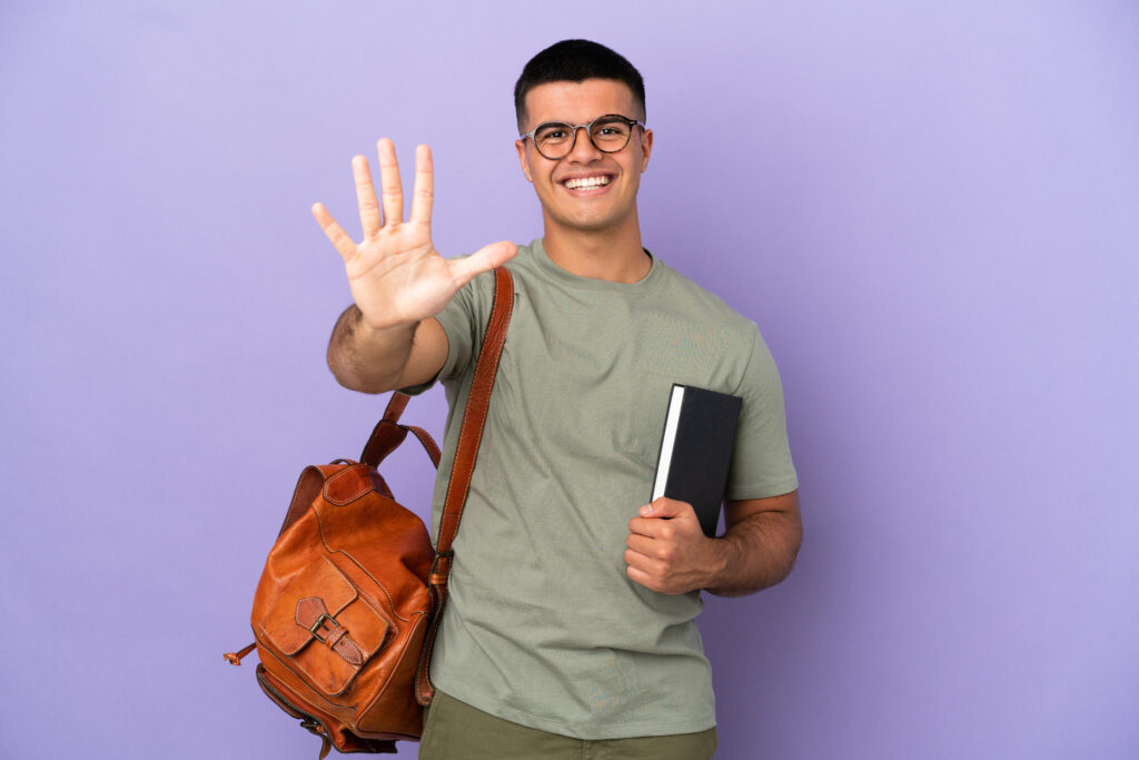 Jeune étudiant, souriant, la main ouverte avec 5 doigts pour 5 raisons