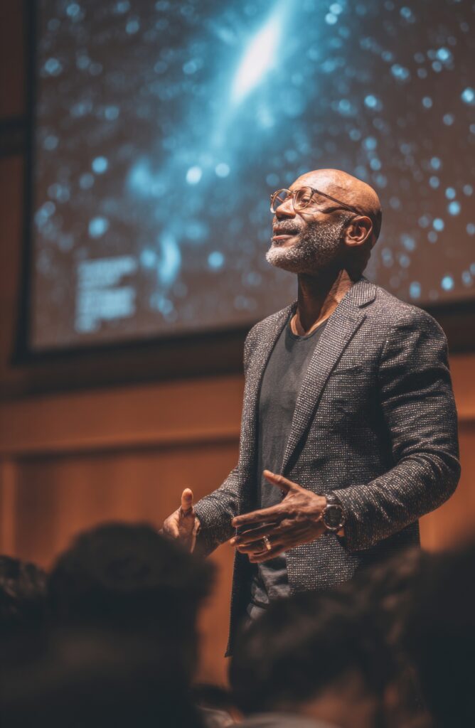 Enseignant en classe expliquant un concept scientifique