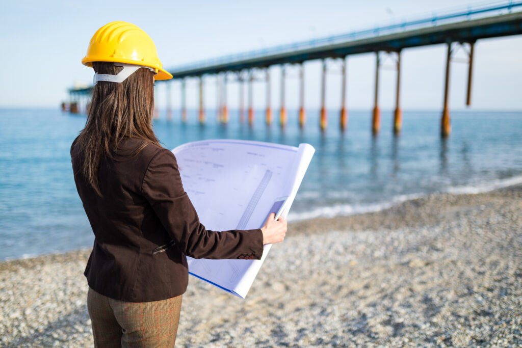 Femme ingénieure travaillant sur un chantier