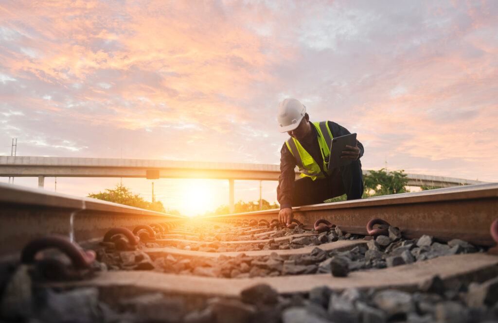 Ingénieur ferroviaire sur les voies en cours de travail
