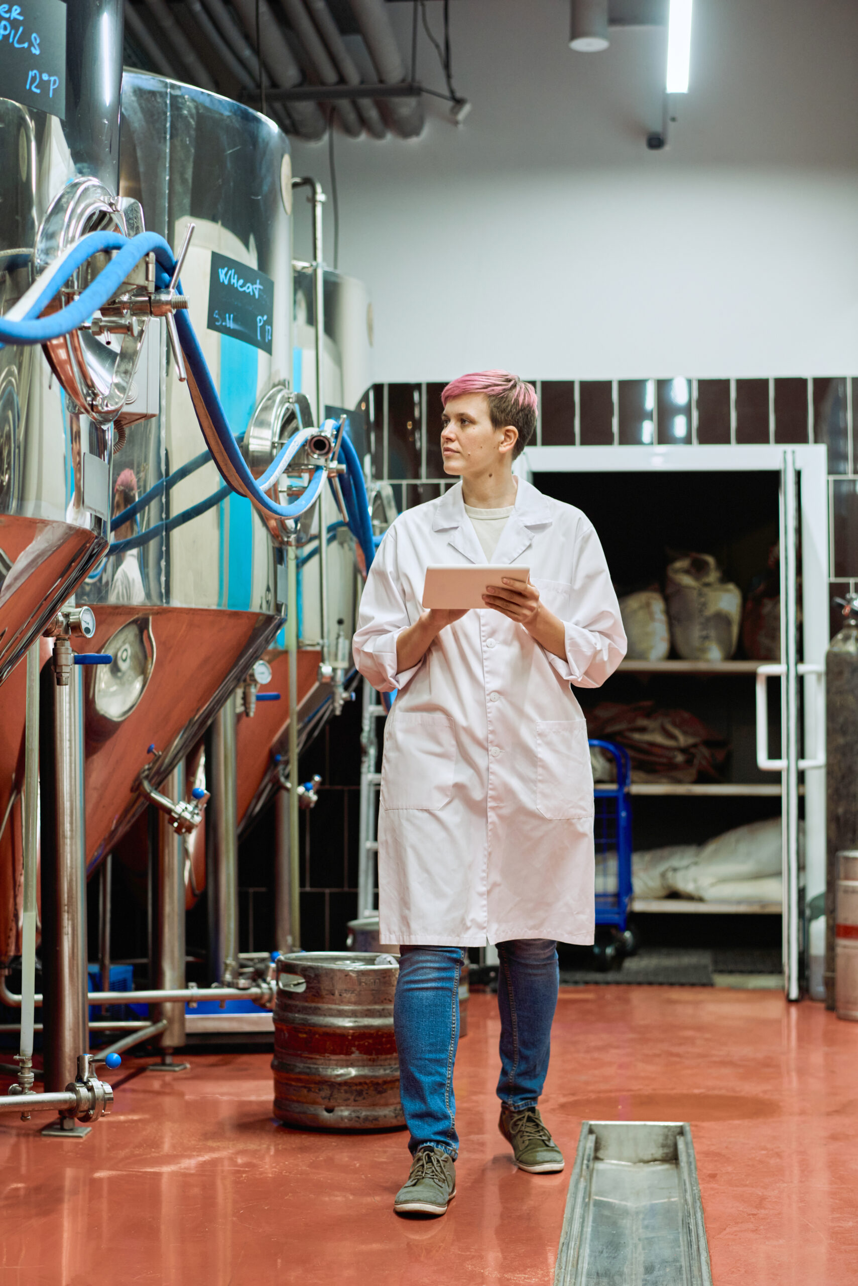 Ingénieure agroalimentaire contrôlant une chaîne de production