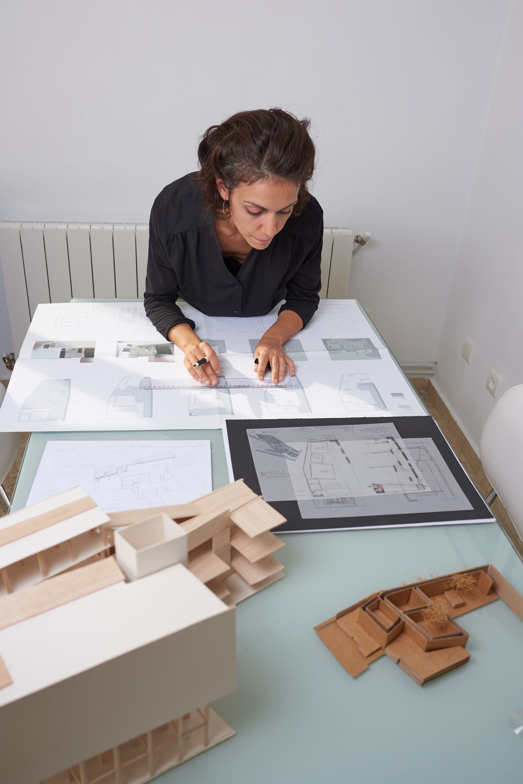 Étudiante en urbanisme dessinant un plan de ville moderne