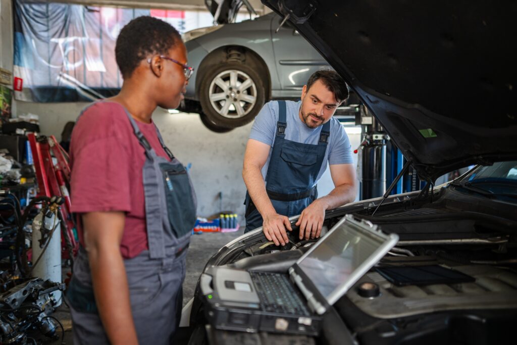 Etudiant ingénieur travaillant sur un moteur