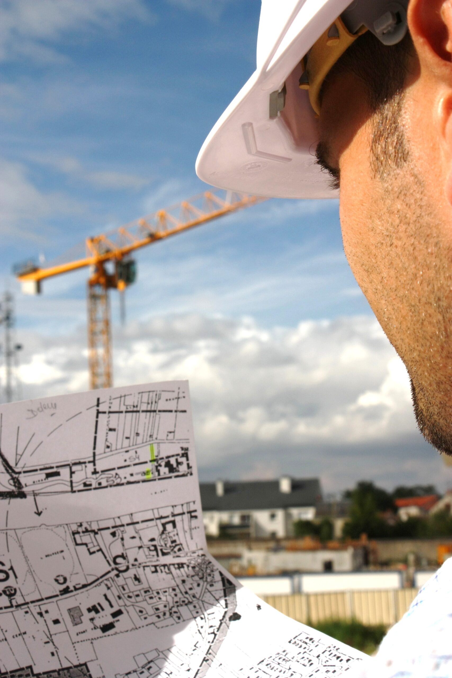 Ingénieur de chantier supervisant des travaux de construction