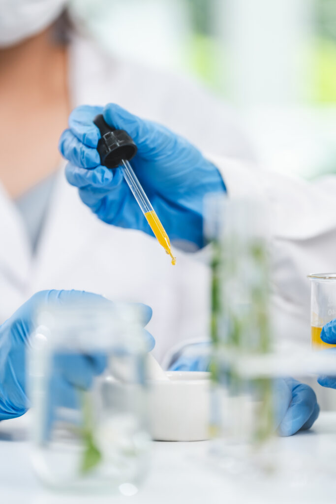 Ingénieur en cosmétique testant de nouveaux produits de beauté