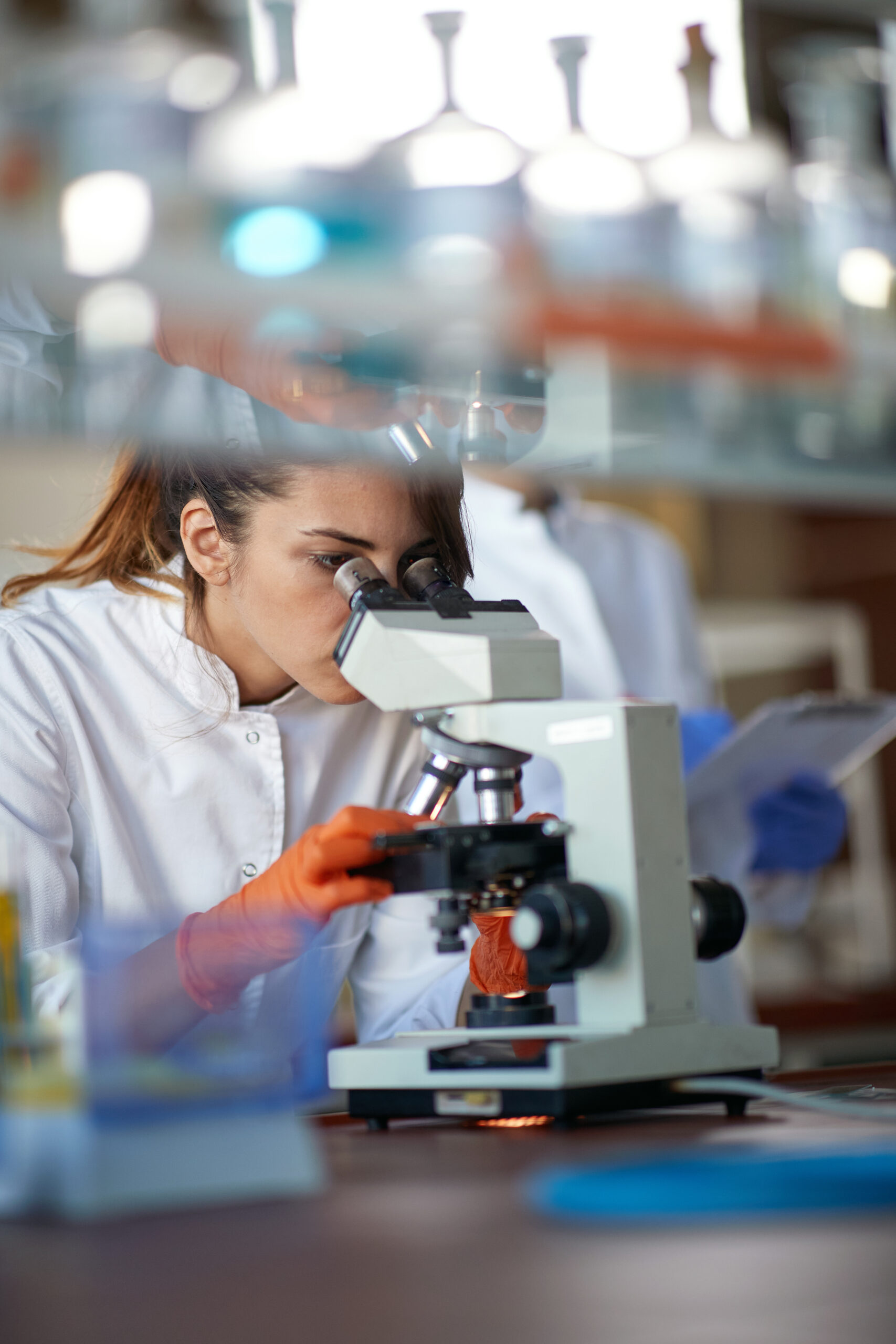 Chercheur en laboratoire manipulant un microscope