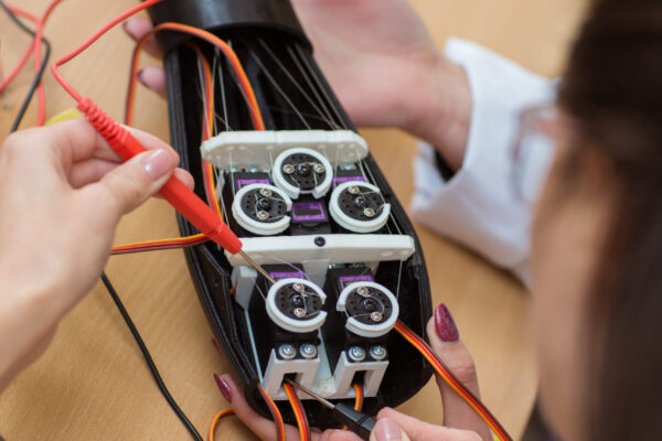 Ingénieur biomédical testant un appareil médical en laboratoire