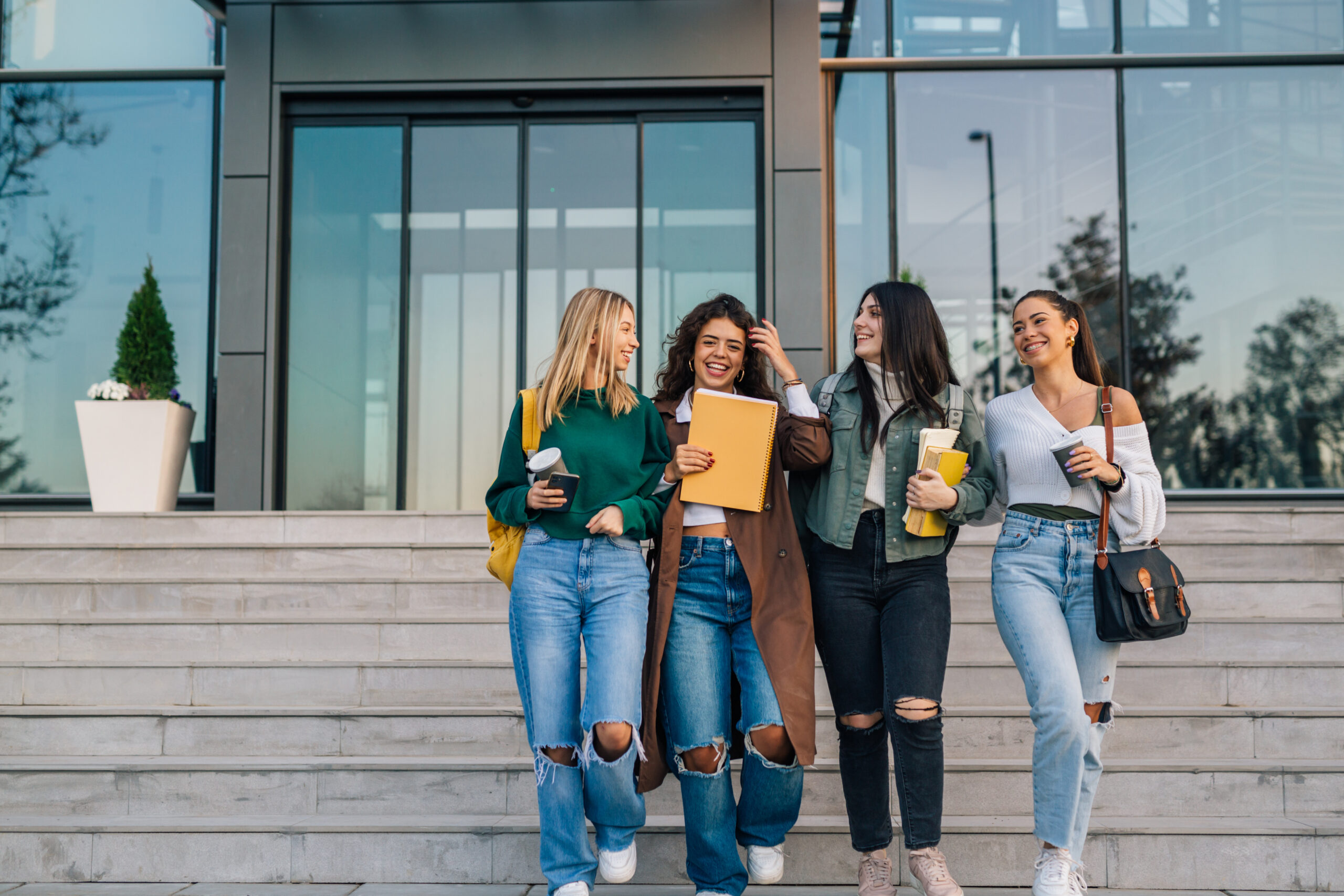 Jeunes filles étudiantes ingénieures