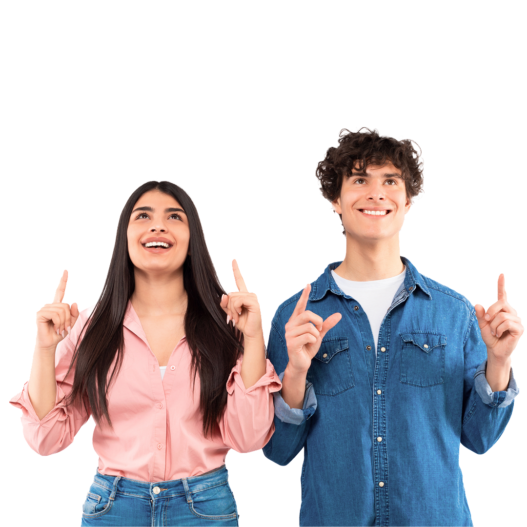 Jeune homme et jeune femme qui regarde vers le haut